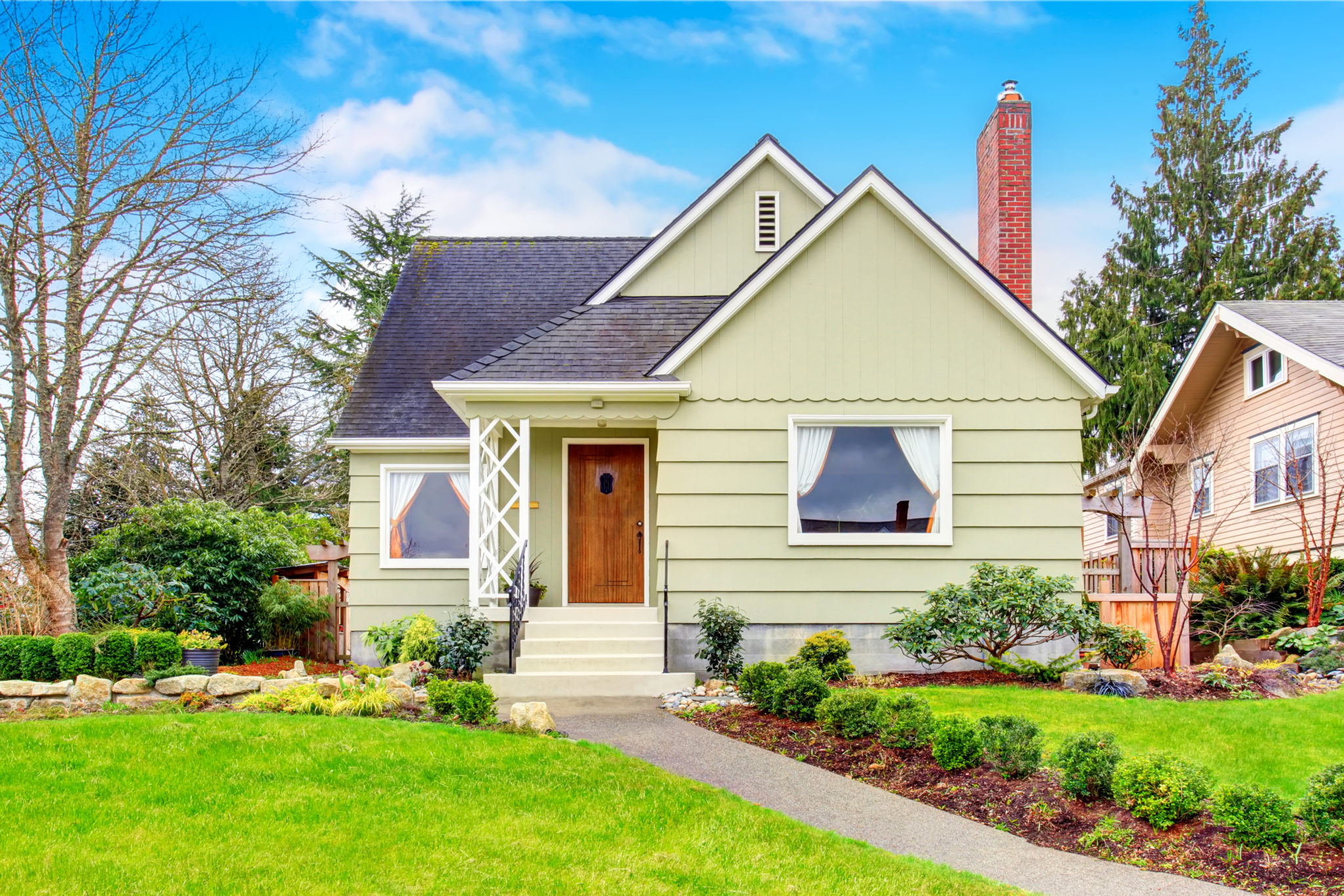 You Can Improve Your Home’s Curb Appeal in Just One Weekend! Small American house with well kept lawn and nice landscaping desing around. Northwest, USA